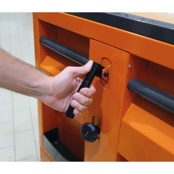 Beta Tool Storage MAXITANK MOBILE WORKBENCH C30M Handle Details